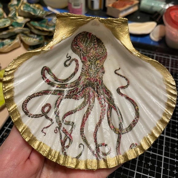 Hand painted soap dishes.Just in time for the holidays. - Picture 2 of 8